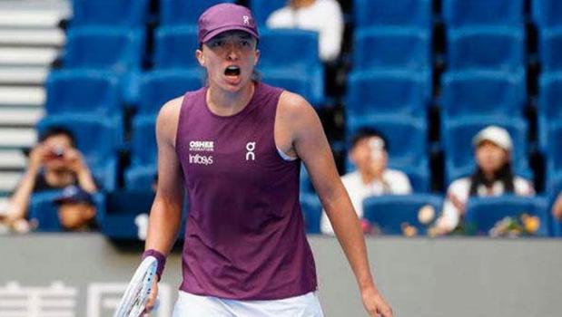 Iga Swiatek Aiming for Strong Finish as WTA Finals Qualification Hangs in Balance