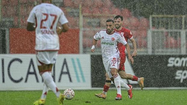 Maç yarıda kaldı! Ümraniyespor - Boluspor maçına yağmur engeli