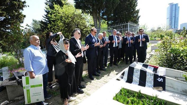 Beşiktaş'ta başkan Arat ve yönetimi Hakkı Yeten'i mezarı başında andı
