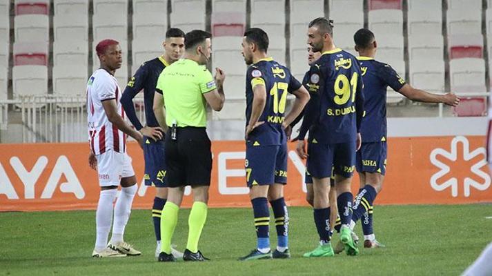 VAR kayıtları açıklandı! İşte haftanın en çok konuşulan Sivasspor - Fenerbahçe maçındaki penaltı pozisyonun detayı!