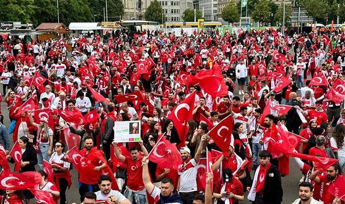 Türk taraftarlar, Avusturya maçı için Leipzig Stadı'na yürüdü