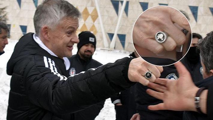 Sivas'a ulaşan Beşiktaş kafilesinde Solskjaer'e Osmanlı tuğralı yüzük hediye edildi!