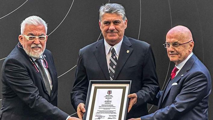 Beşiktaş Başkanı Serdal Adalı, mazbatasını aldı