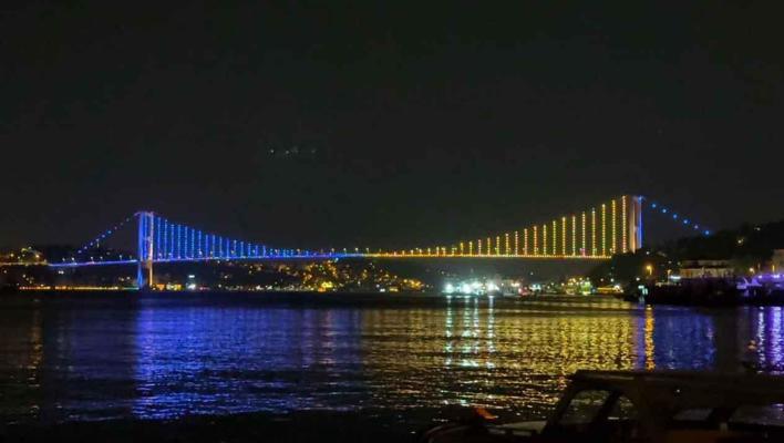 İstanbul Boğazı sarı-laciverte boyandı