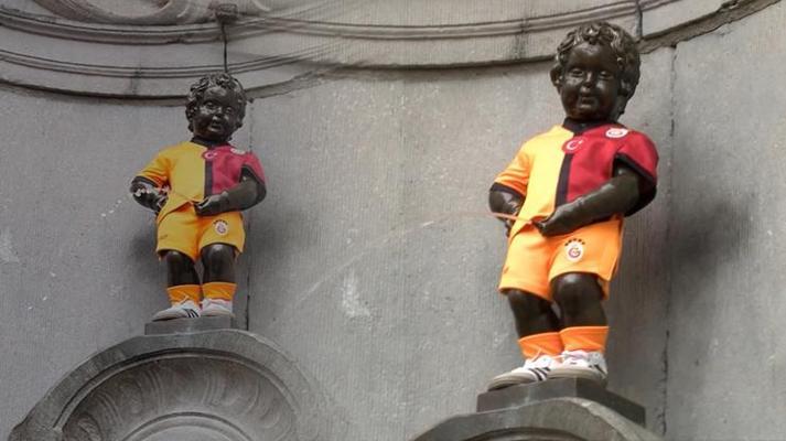Galatasaray'ın 5 yıldızlı forması 406 yıllık Manneken Pis heykeline giydirildi