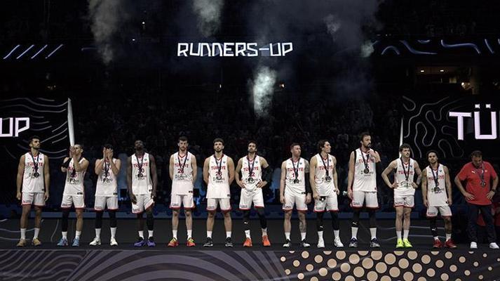 A Milli Basketbol Takımımıza uçakta sürpriz