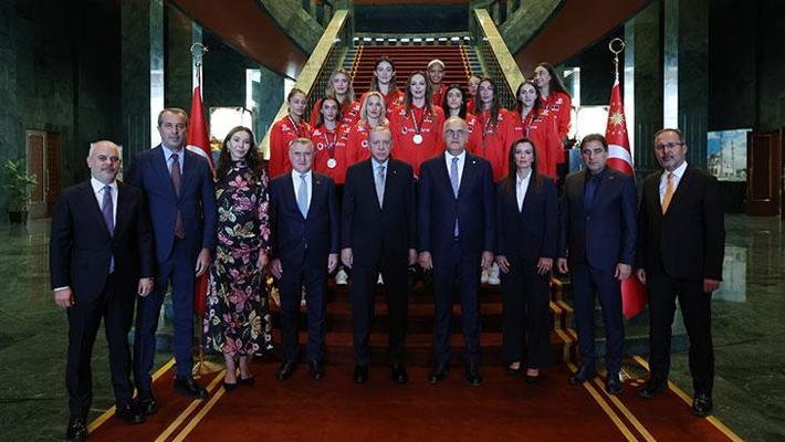 Cumhurbaşkanı Erdoğan, Dünya ikincisi A Milli Kadın Voleybol Takımı'nı kabul etti