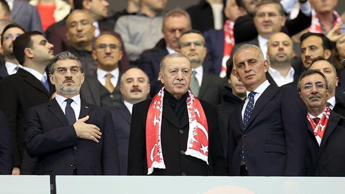Cumhurbaşkanı Recep Tayyip Erdoğan, Türkiye-Gürcistan maçını tribünlerden takip etti