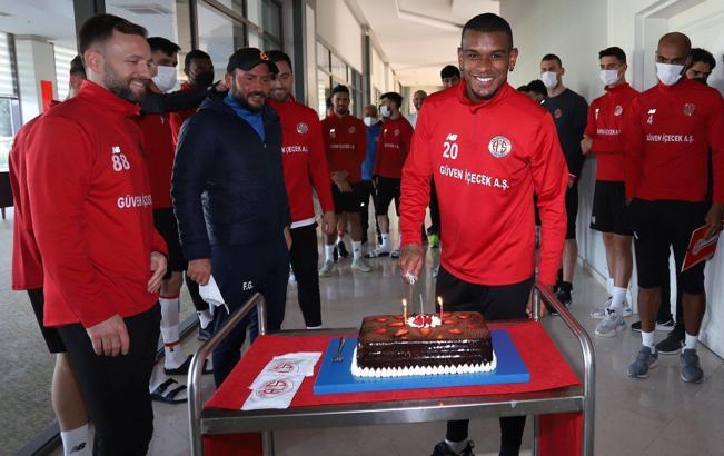 Antalyaspor'da Fernando Martins'in doğum günü kutlandı