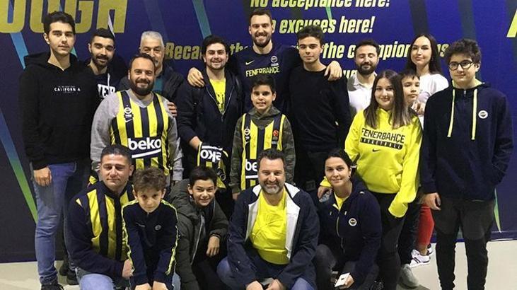 Fenerbahçe Beko oyuncuları, taraftarlarla buluştu
