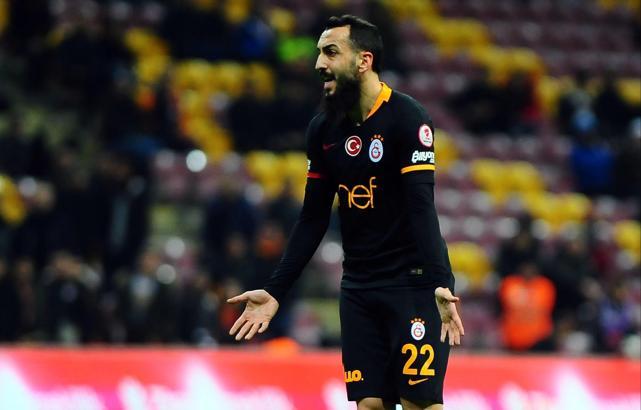 Mario Balotteli ve Florian Thauvin, Galatasaraylı Kostas Mitroglou'nu tiye aldı