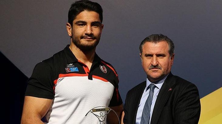 Taha Akgül ve İsmail Balaban'a plaket verildi