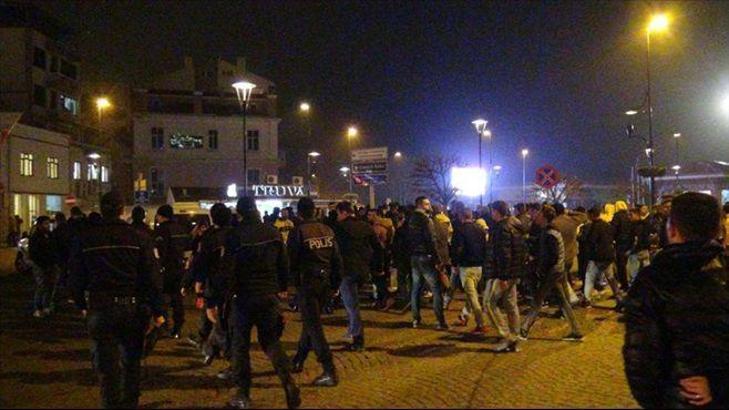 Çanakkale'de derbi sonrası taraftarlar birbirine girdi