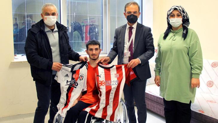Beşiktaş hayranı Yusuf Özçelik'e Rıza Çalımbay'dan forma sürprizi