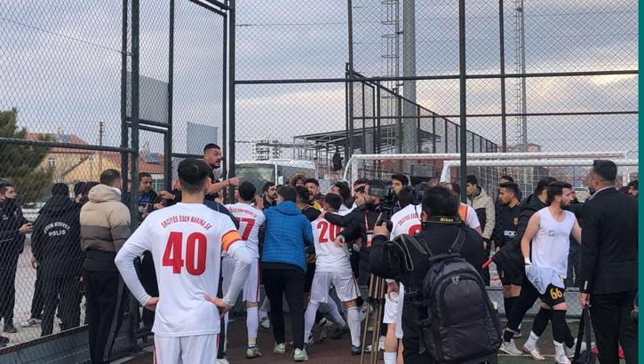 Amatör maçtan sonra saha karıştı; polis biber gazı ile müdahale etti