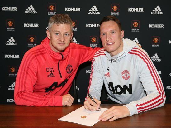 Manchester United, Phil Jones'un sözleşmesini uzattı!