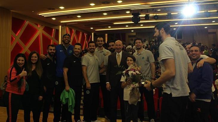 Bursa BBSK voleybolcuları, öğrencilerle buluştu