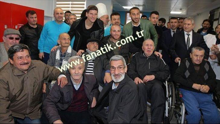 Beşiktaş, Darülaceze'yi ziyaret etti