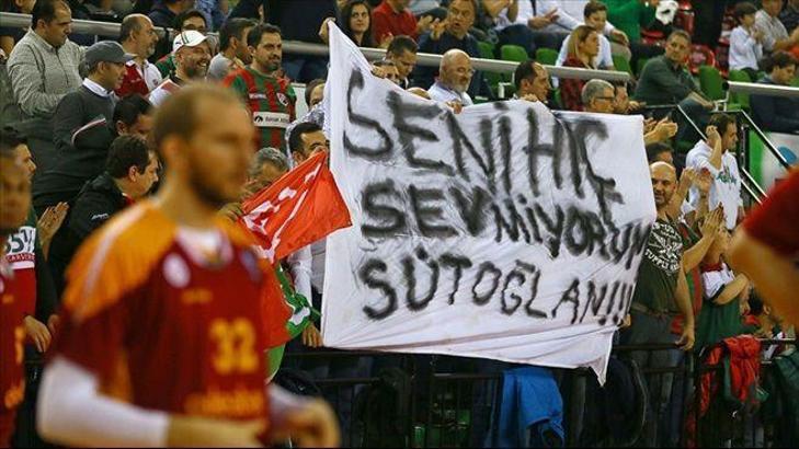 Galatasaray maçında olay pankart!