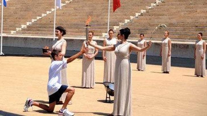 Atina'da meşale alındı