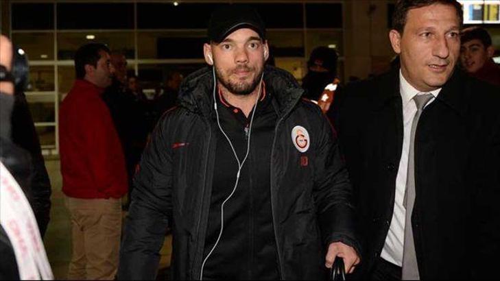 SNEIJDER! İzin aldı, Paris'e gitti