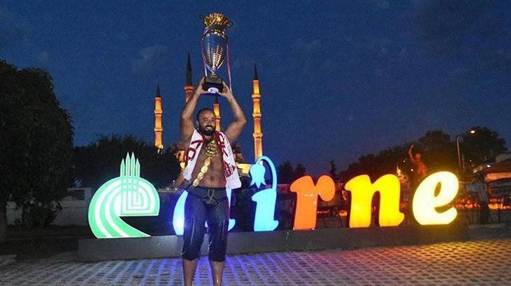 Başpehlivan Okulu, altın kemeri 15 Temmuz şehitlerine armağan etti