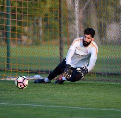 Galatasaray'da kaleci transferi rafa kalktı