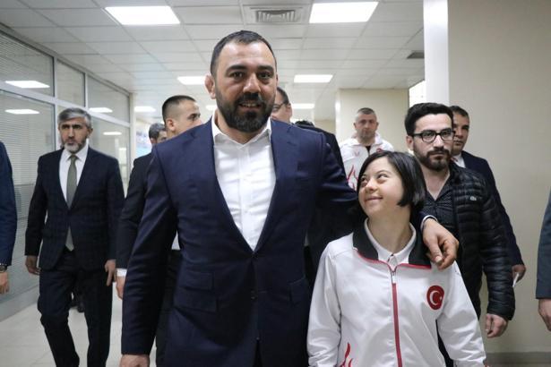 Cumhurbaşkanı'na çağrıda bulunan milli yüzücü Çağla'ya Hamza Yerlikaya'dan ziyaret
