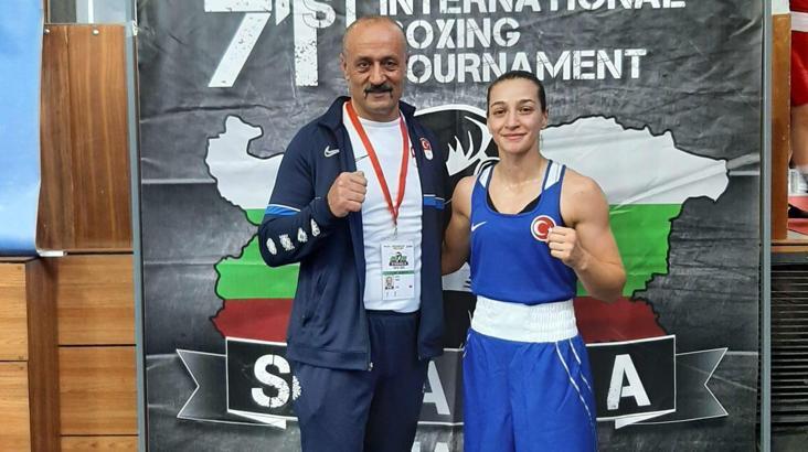 Busenaz Sürmeneli ve Buse Naz Çakıroğlu, Sofya'da tur atladı
