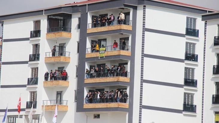 Elazığspor taraftarları maçı balkondan izlediler