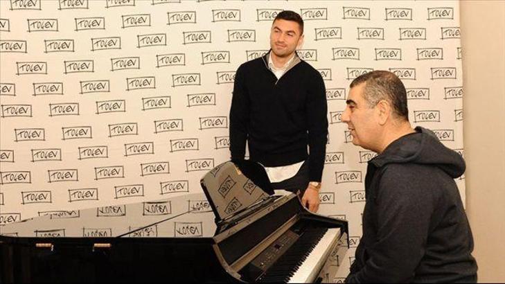 MİKROFON BURAK'TA! Burak Yılmaz şarkı söylerse...