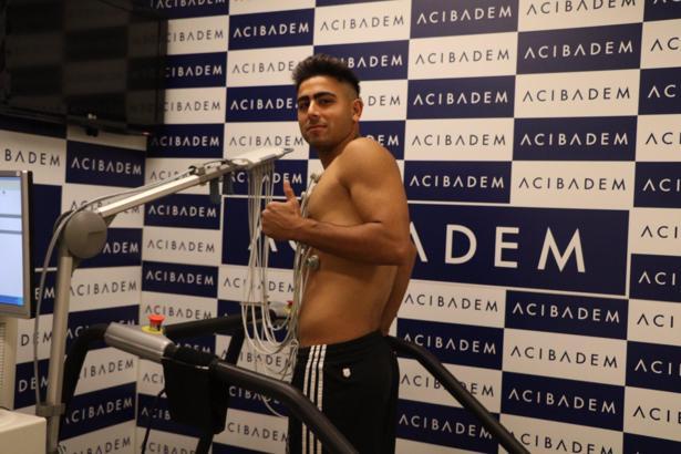 Beşiktaş Oğuzhan Akgün'e resmi imza attırdı