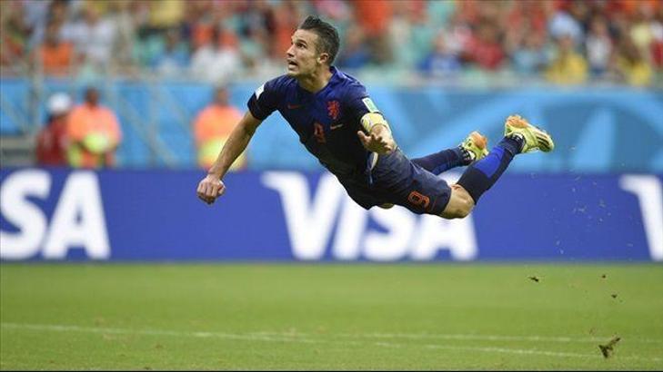 Robin van Persie para alır para basar
