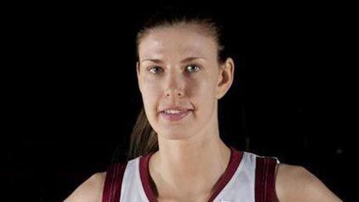 Bayan basketbola 2 metrelik pivot