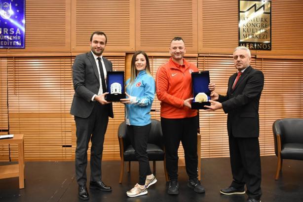 Milli karateci Serap Özçelik Arapoğlu, gençlerle buluştu