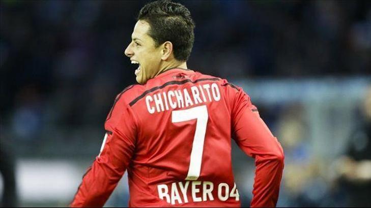 Chicharito'nun etrafını sardılar