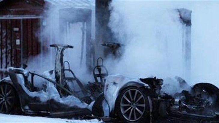 Tesla Model S böyle yandı!