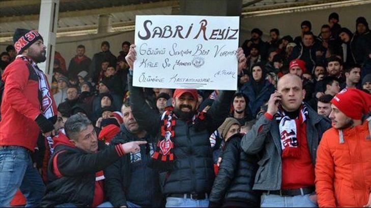 Sabri Sarıoğlu için ilginç pankart!