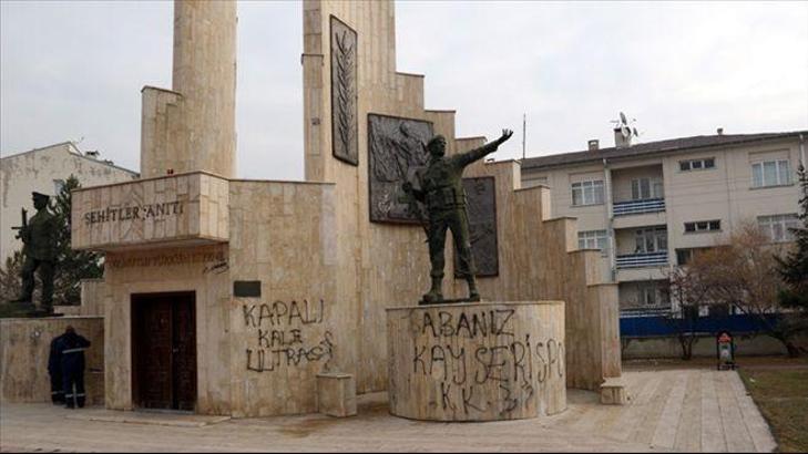Sivas'ta Şehitler Anıtı'na saygısızlık!