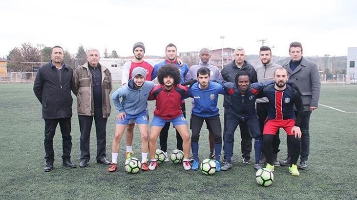 Gediz'de Afrikalı futbolcular ilgi odağı oldu