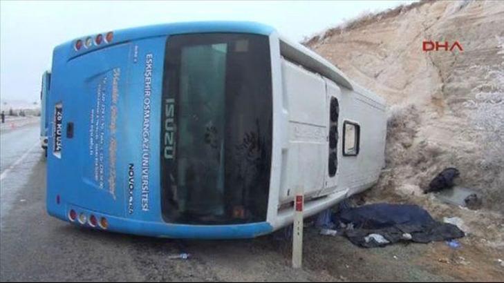 Sporcuları taşıyan midibüs şarampole devrildi!