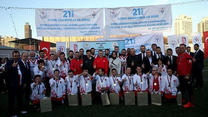 Gençlik ve Spor Bakanı Bak ve Dışişleri Bakanı Çavuşoğlu, Özel Sporcular Futsal Milli Takımı ile maç oynadı