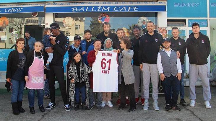 Trabzonspor'un basketbolcuları, down sendromlu çocuklarla bir araya geldi