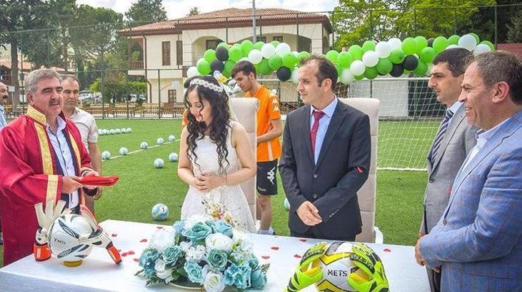 Kaleci antrenörünün nikahı yeşil sahada kıyıldı