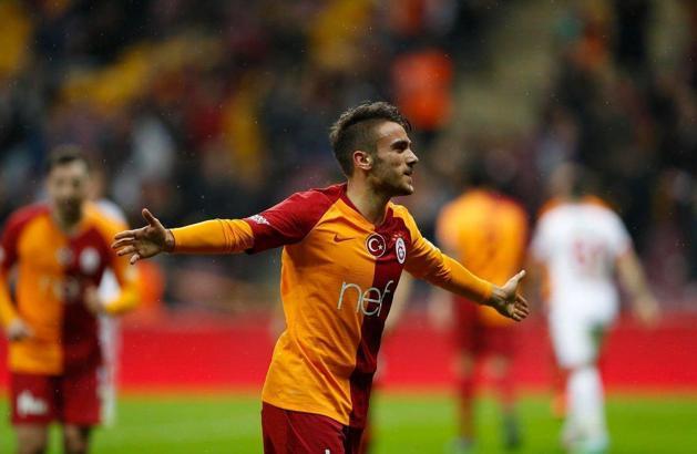 Hat-trick yapan Yunus Akgün maçın topunu aldı