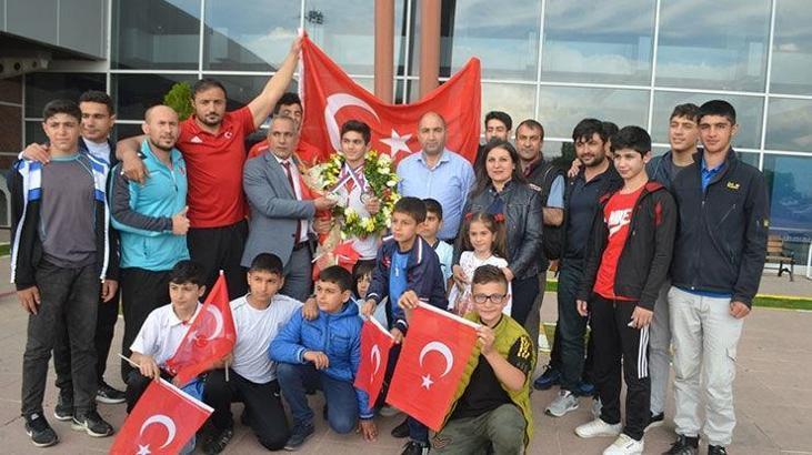 Dünya ikincisi işitme engelli güreşçiye coşkulu karşılama