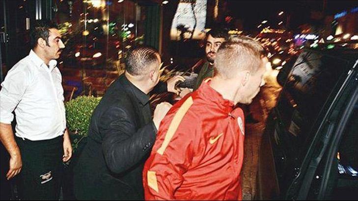 Podolski gazetecilere saldırdı!