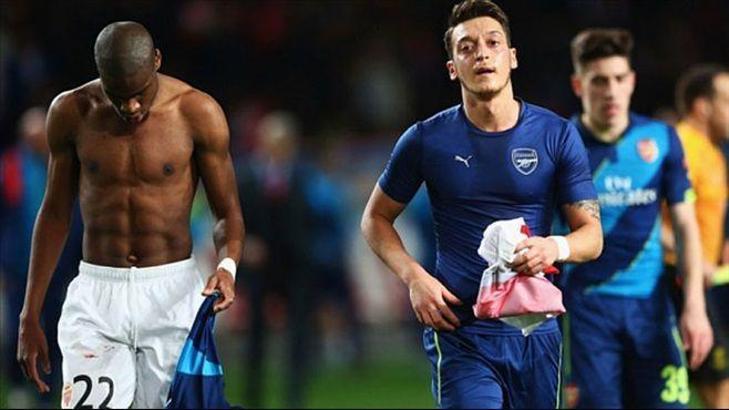 Mesut Özil'e tepki yağıyor