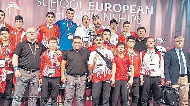 Minik güreşçiler de Avrupa'yı sallandı