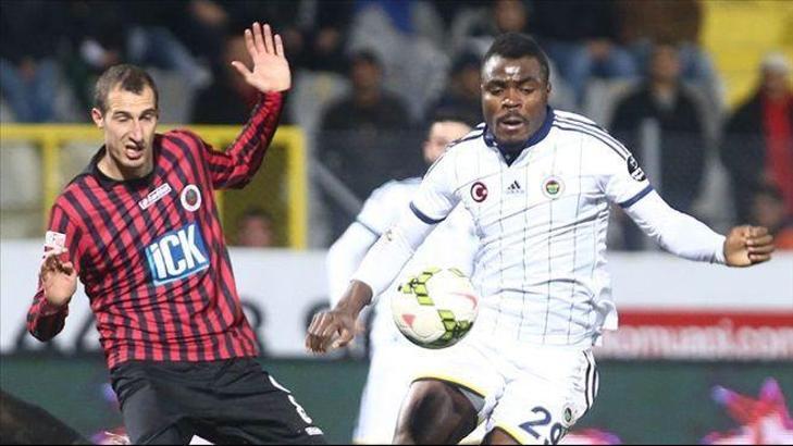 Emenike taraftarın üzerine yürüdü